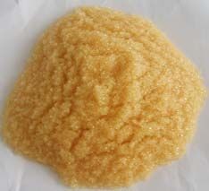 軟化樹(shù)脂是專用于軟化硬水的一種專用樹(shù)脂，通過(guò)離子交換技術(shù)，使水的硬度小于50 mg/L(CaCO3)。離子交換是一種特殊的動(dòng)態(tài)吸附過(guò)程，一般是由不溶于水的離子交換劑在電解質(zhì)溶液中進(jìn)行，這種離子交換劑即為離子交換樹(shù)脂。