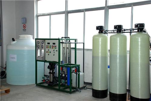       我國的高新科技產業(yè)的發(fā)展越來越好，各種電子產品可以用在日常生活中。LCD液晶做為重要的組成，它的質量也決定人們的視覺感受。LCD液晶顯示器清洗用超純水設備制取的純水，可以讓去除液晶顯生產過程中附著表面的塵埃和一些細小雜質。